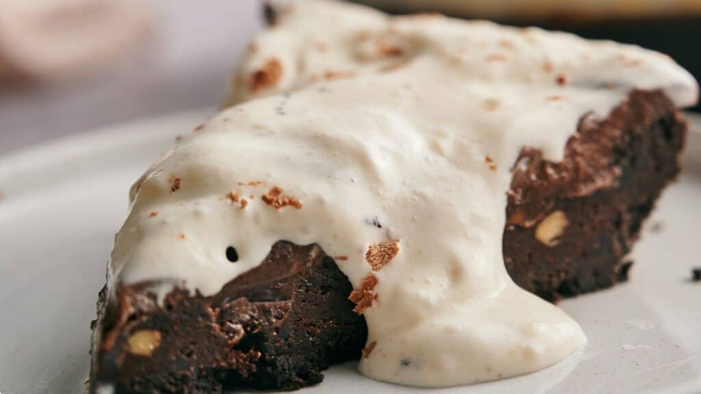 A slice of Mississippi mud pie on a plate.