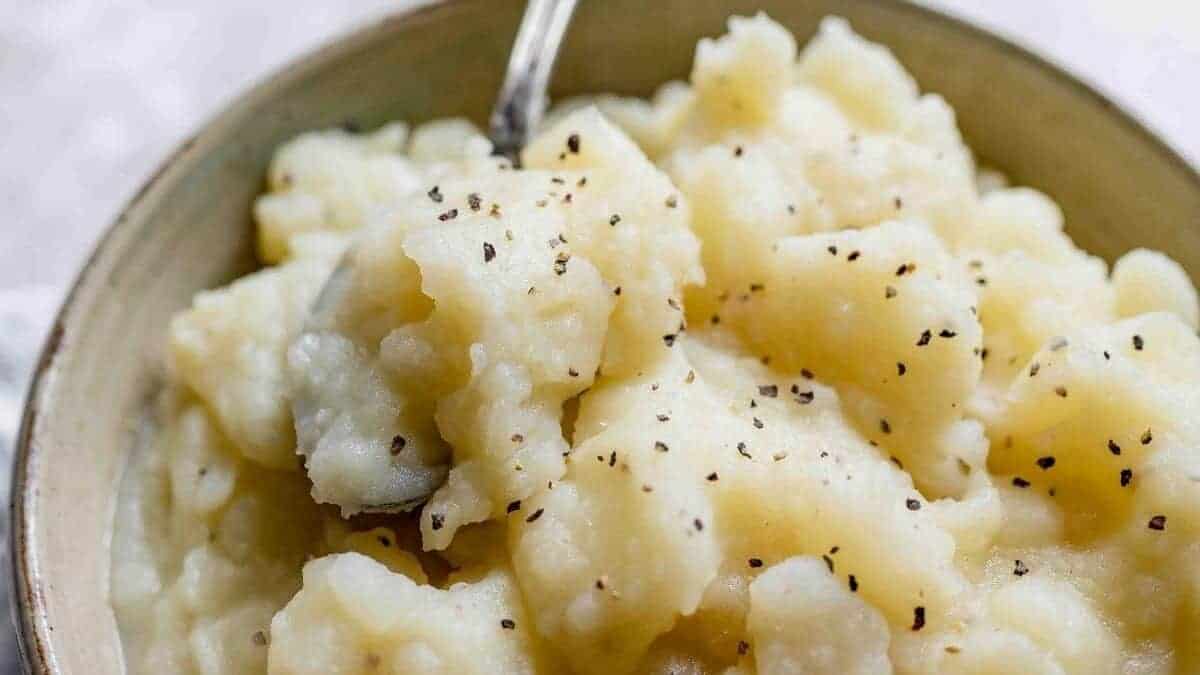 Close shot of a bowl of stewed potatoes.