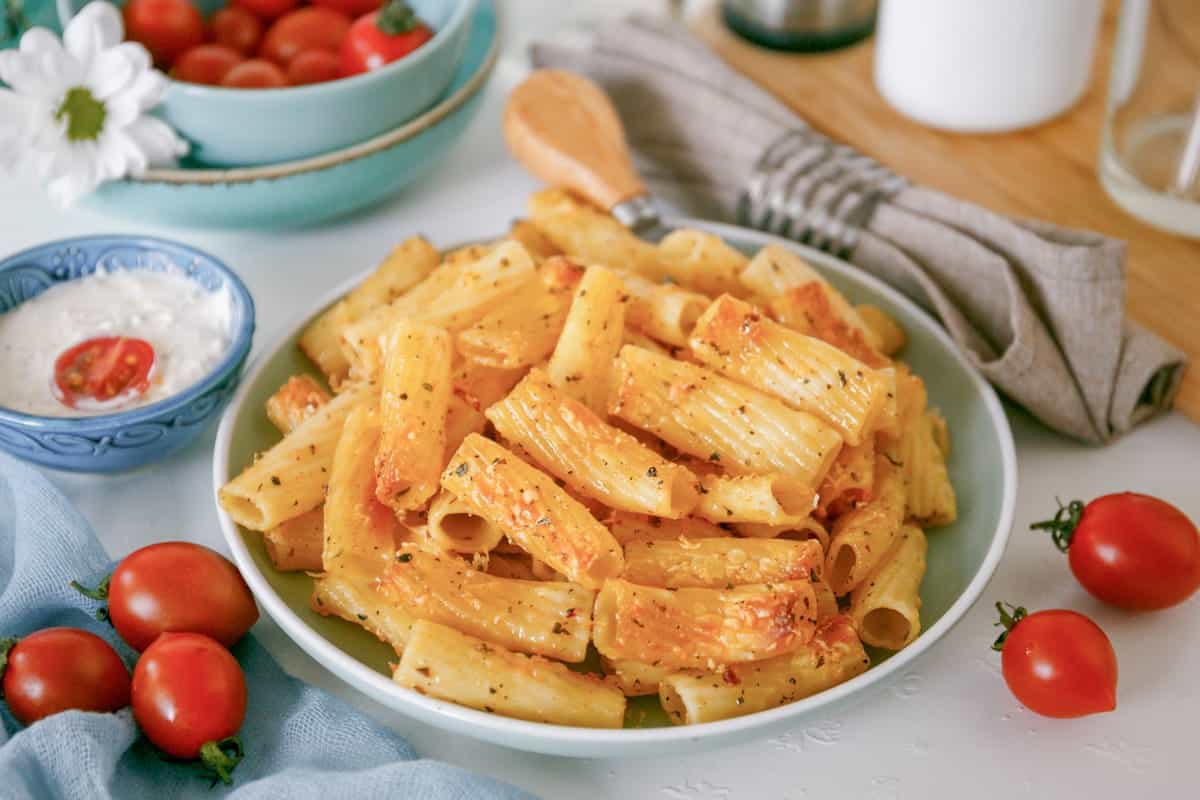 Oven baked pasta chips with tomatoes and sour cream.