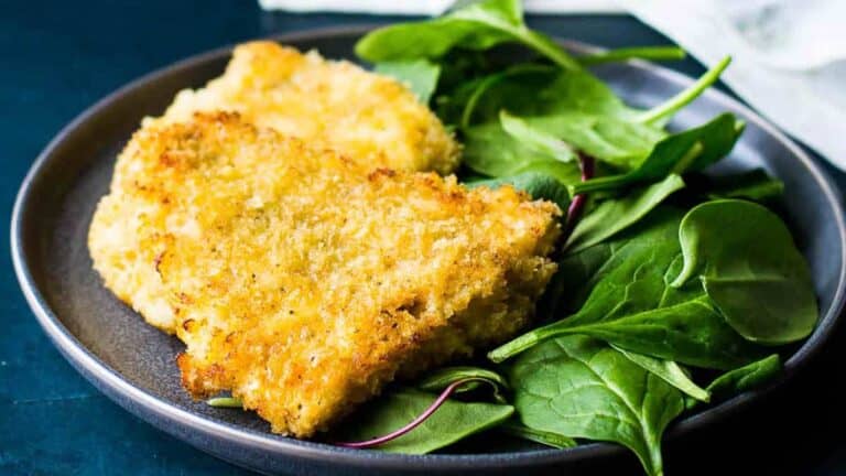 Fried chicken with spinach on a plate.