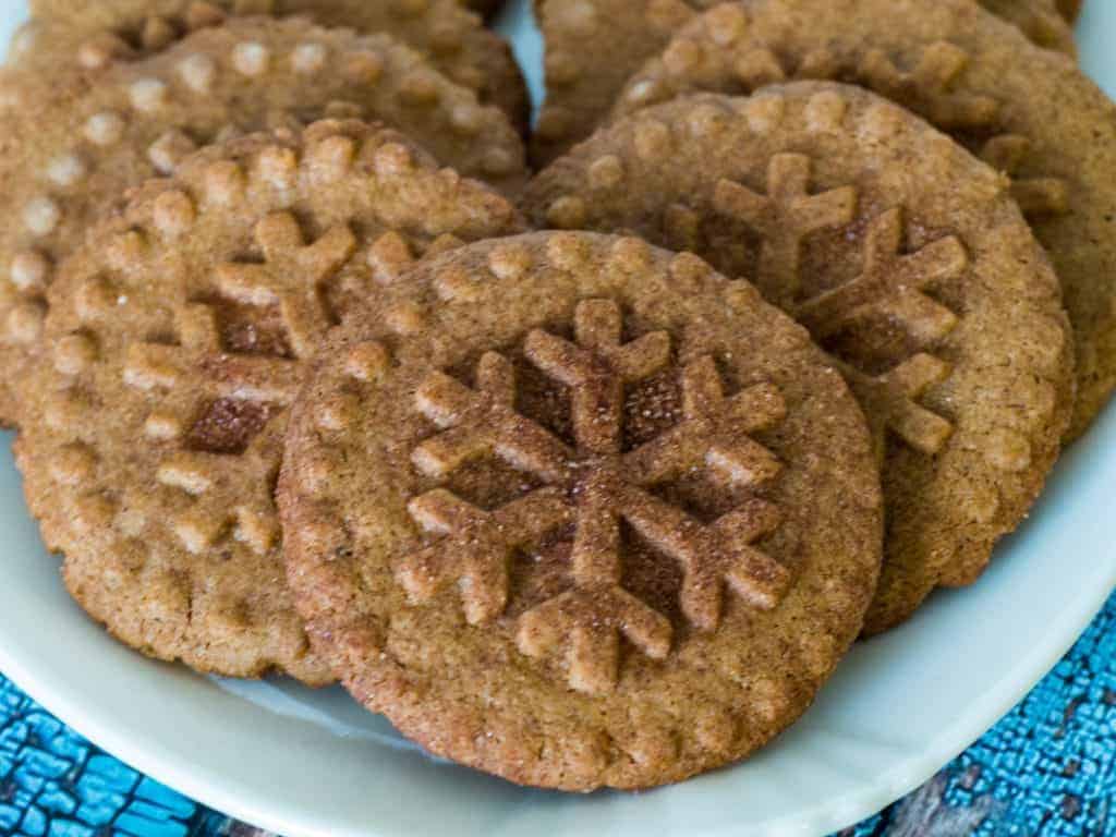 Speculoo cookies stamped with snowflakes on a platter.